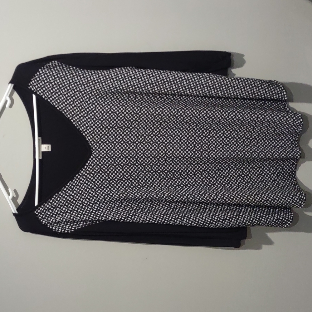 Women's XL Black & White patterned Top... 3/4 sleeves, V-Neck
